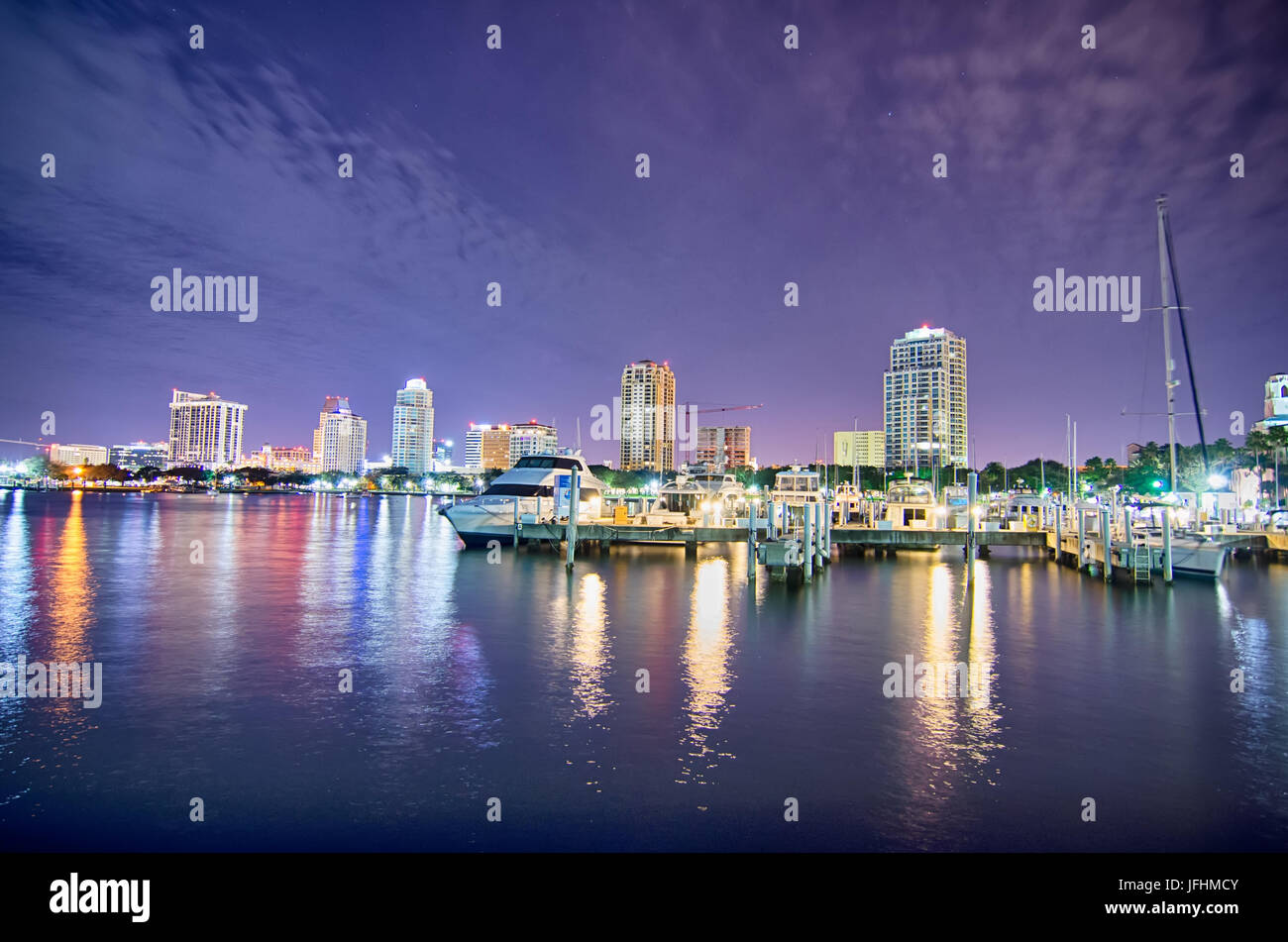 St Petersburg florida skyline della città e il lungomare di notte Foto Stock