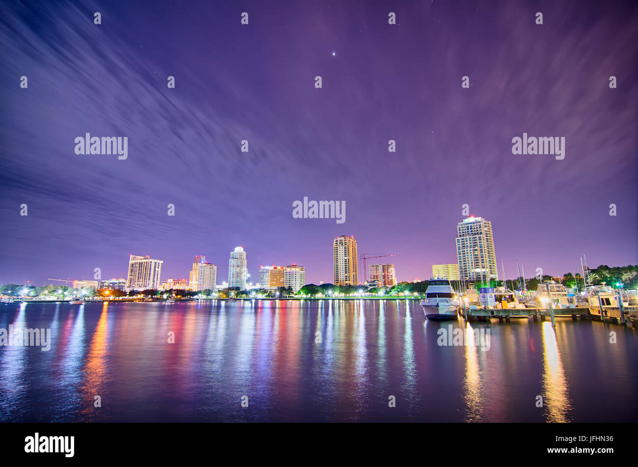 St Petersburg florida skyline della città e il lungomare di notte Foto Stock