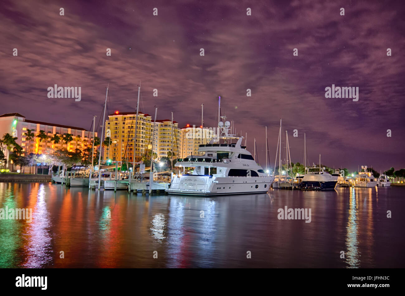 St Petersburg florida skyline della città e il lungomare di notte Foto Stock