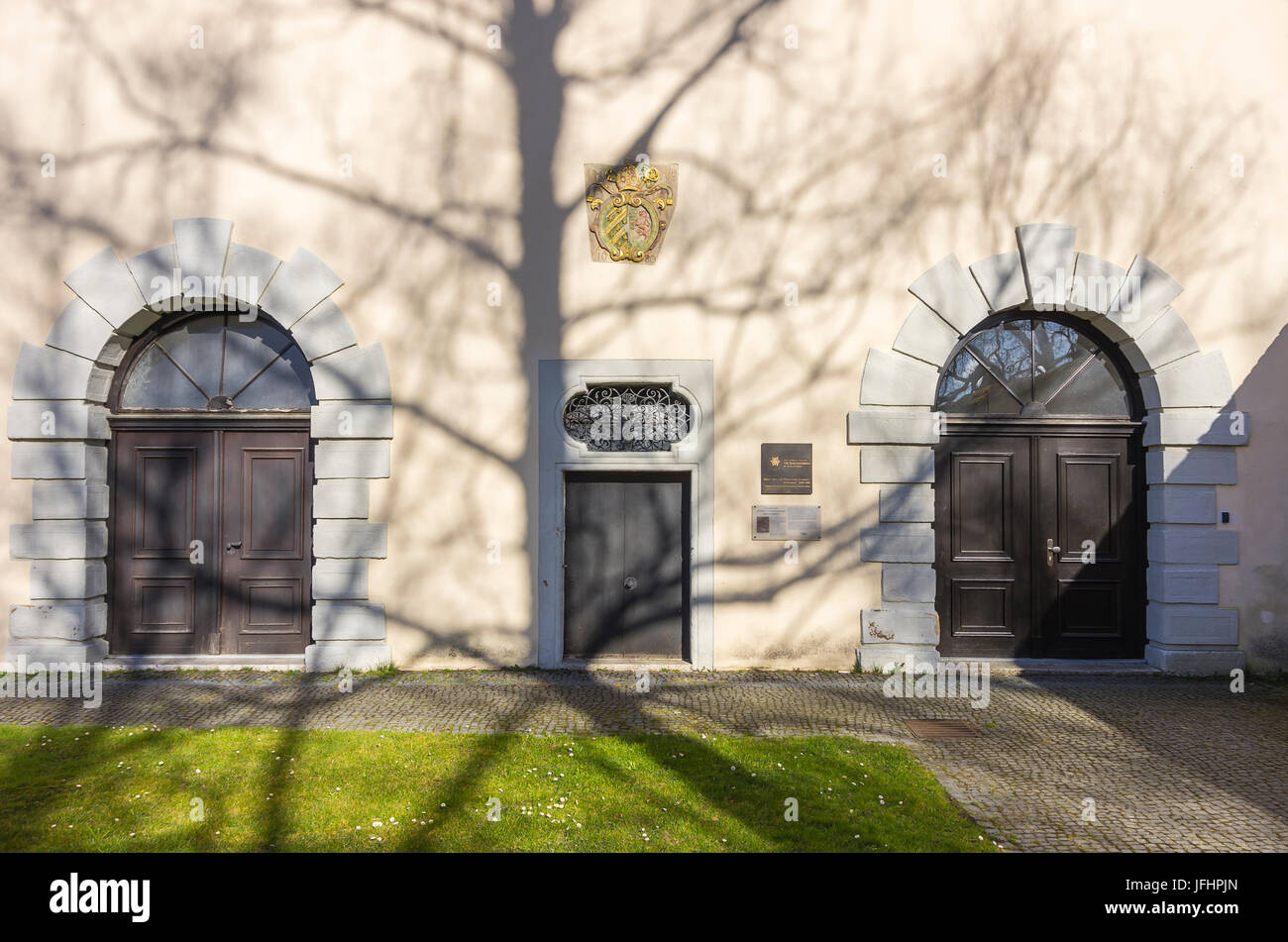 Zwiefalten, Deutschland - 28. März 2016: Zwiefalten, Germania - 28 Marzo 2016: Esterno del memorial nella Cattedrale di Nostra Signora a Zwiefalten in alto Foto Stock