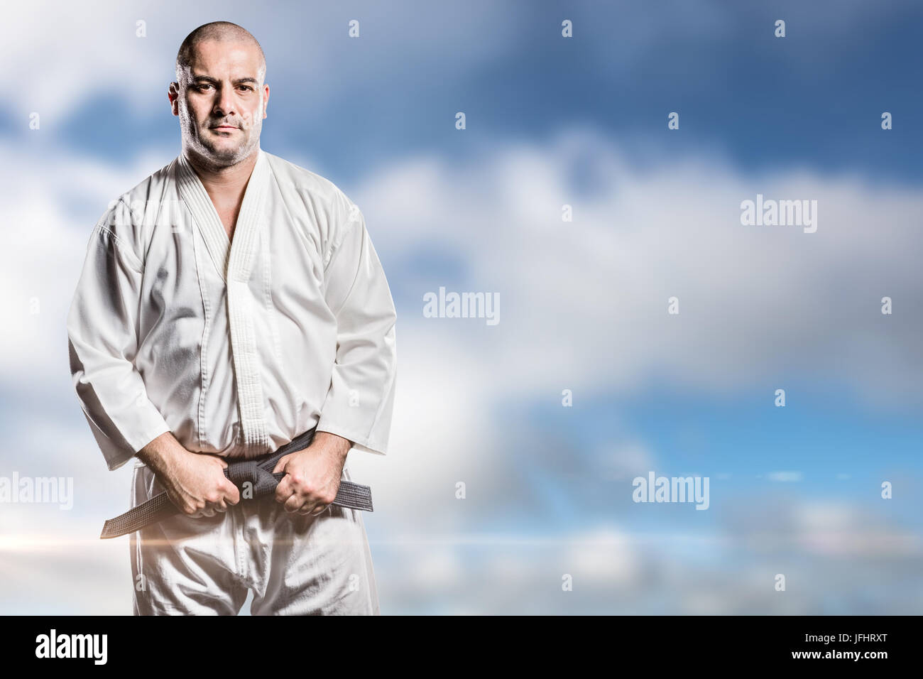 Immagine composita del fighter di serraggio della cinghia di karate Foto Stock
