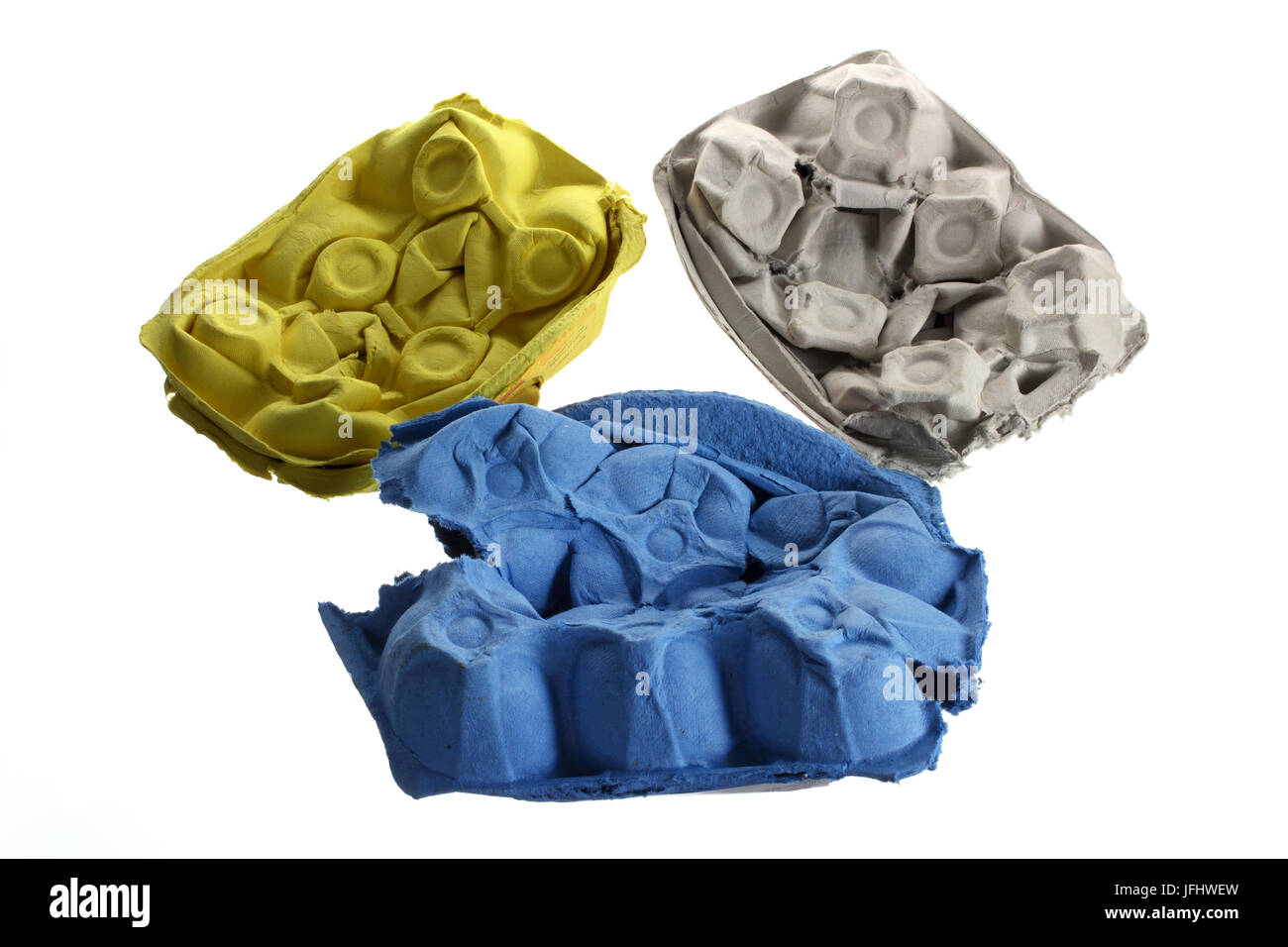 Schiacciato cartoni di uovo su sfondo bianco Foto Stock