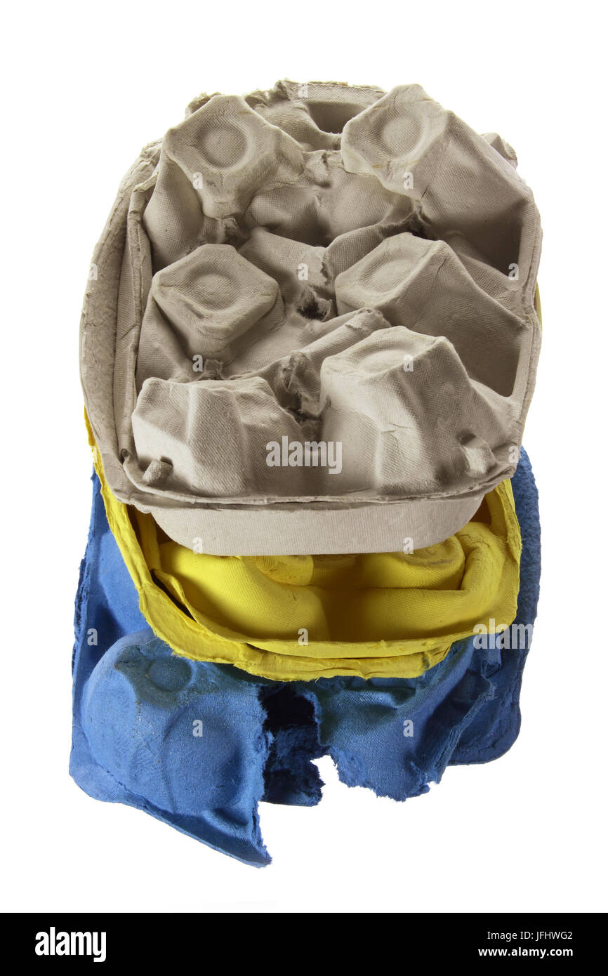 Schiacciato cartoni di uovo su sfondo bianco Foto Stock