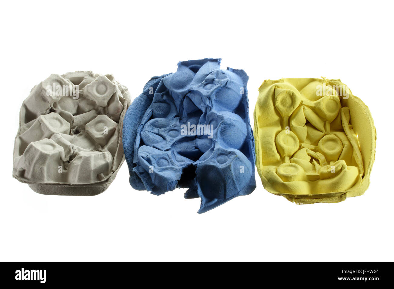 Schiacciato cartoni di uovo su sfondo bianco Foto Stock