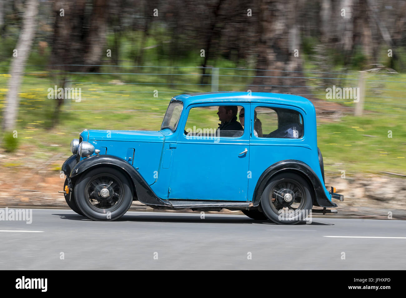 L'annata 1937 Austin 7 Berlina Rubino guida su strade di campagna vicino alla città di Birdwood, Sud Australia. Foto Stock