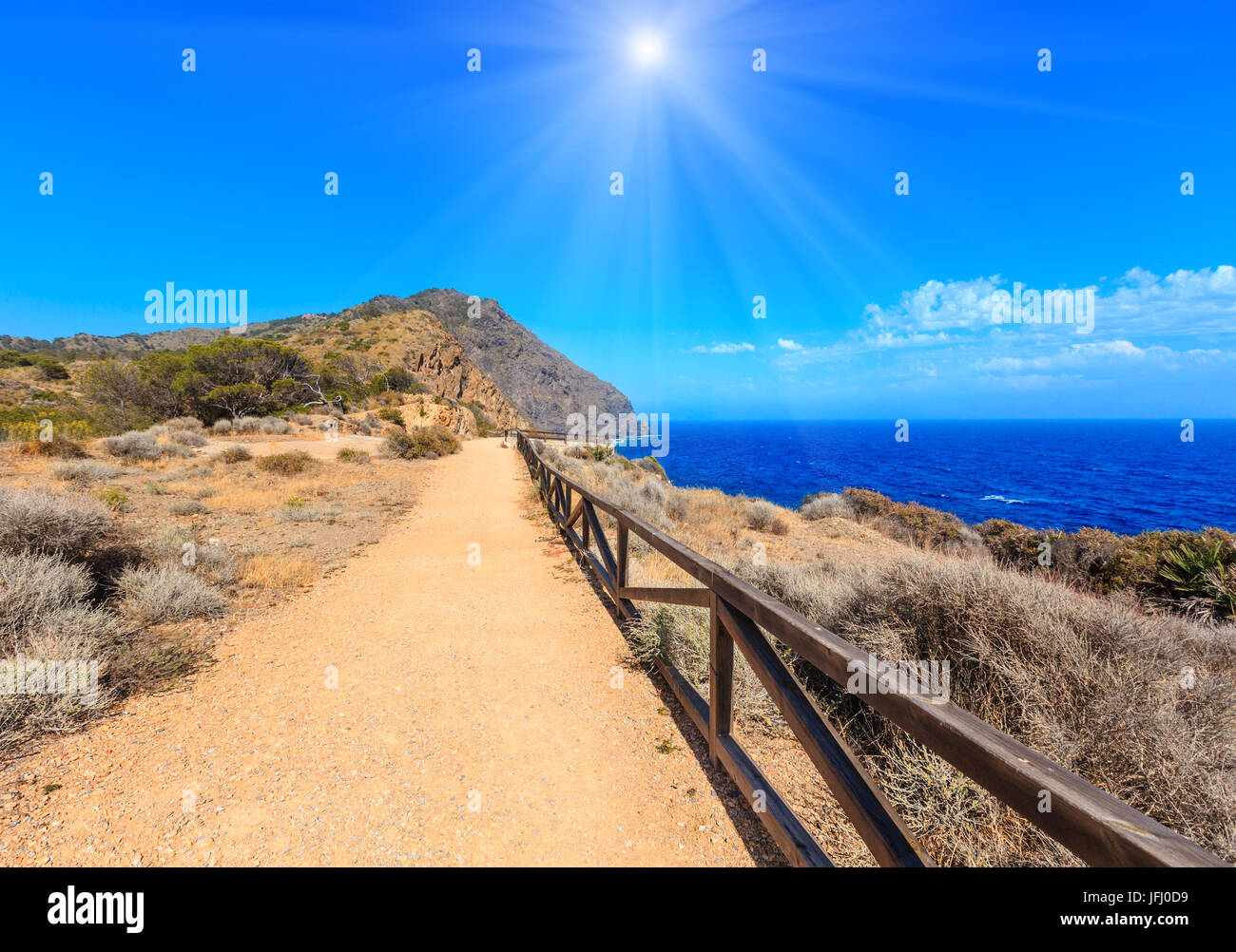 Estate sunshiny costa rocciosa (Costa Blanca, Spagna). Foto Stock