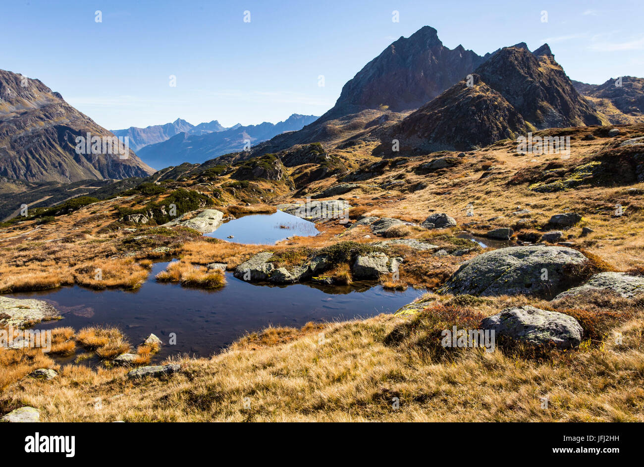 Laghi di montagna con vertice in background Foto Stock