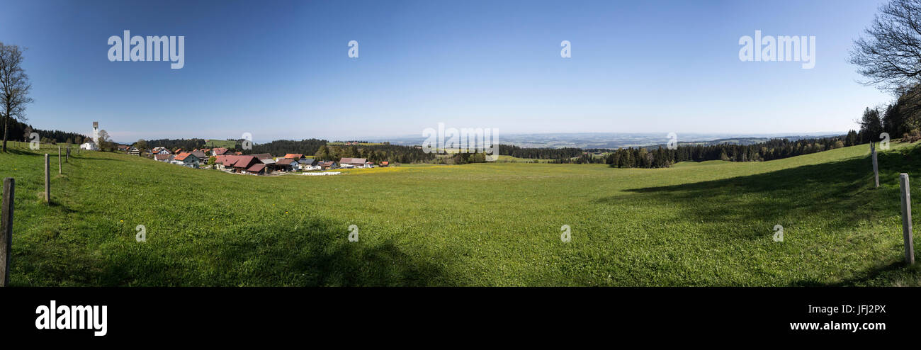 Vista di Möggers nella direzione del nord-ovest della regione di Allgäu, cielo blu, prati Foto Stock