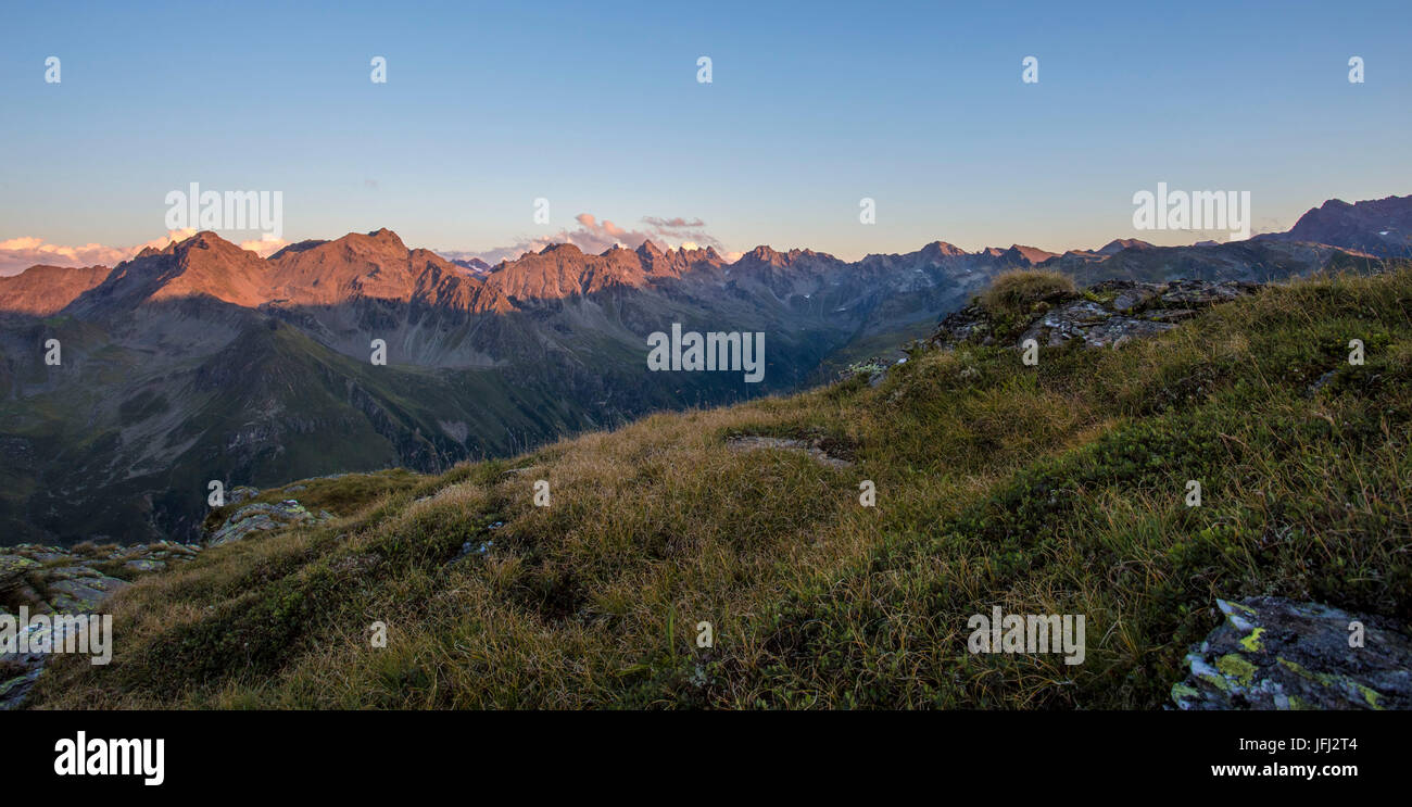 Alpenglow, vette, montagne, cresta, blu cielo Foto Stock
