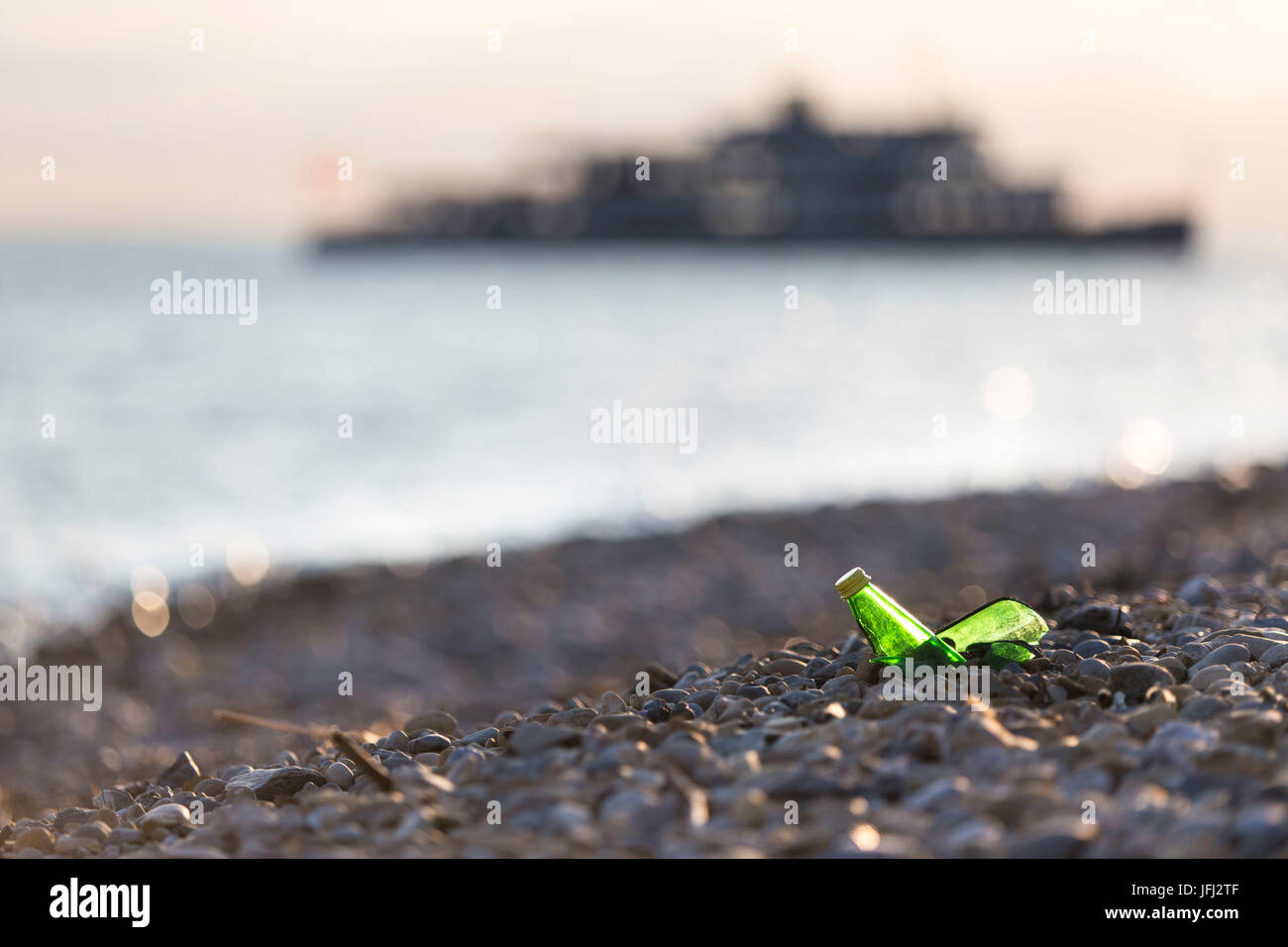 Cocci di vetro, spiaggia, nave, acqua, ghiaia Foto Stock