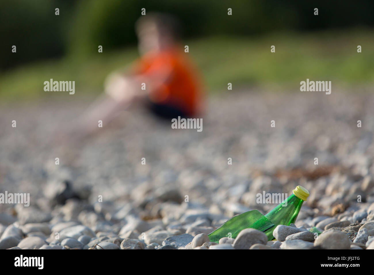 Cocci di vetro, spiaggia, persona in background, ghiaia, shore Foto Stock Cocci di vetro, spiaggia, persona in background, ghiaia, shore Foto Stock