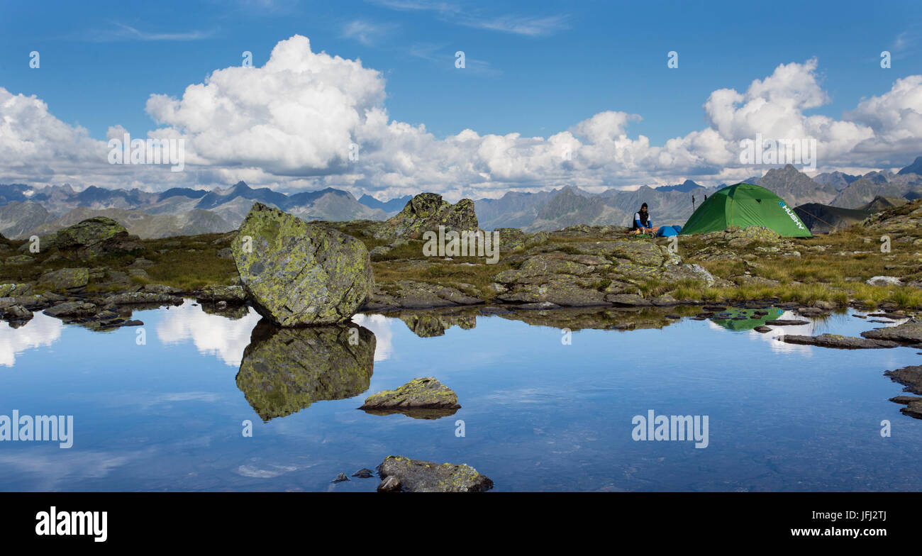 Il Mirroring, cielo blu, il lago di montagna e nuvole Foto Stock