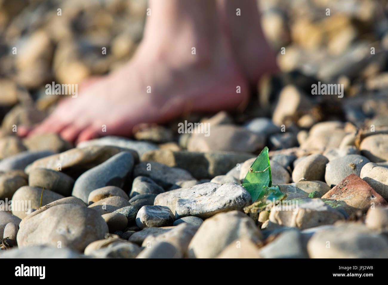 Cocci di vetro, spiaggia, piede, ghiaia Foto Stock