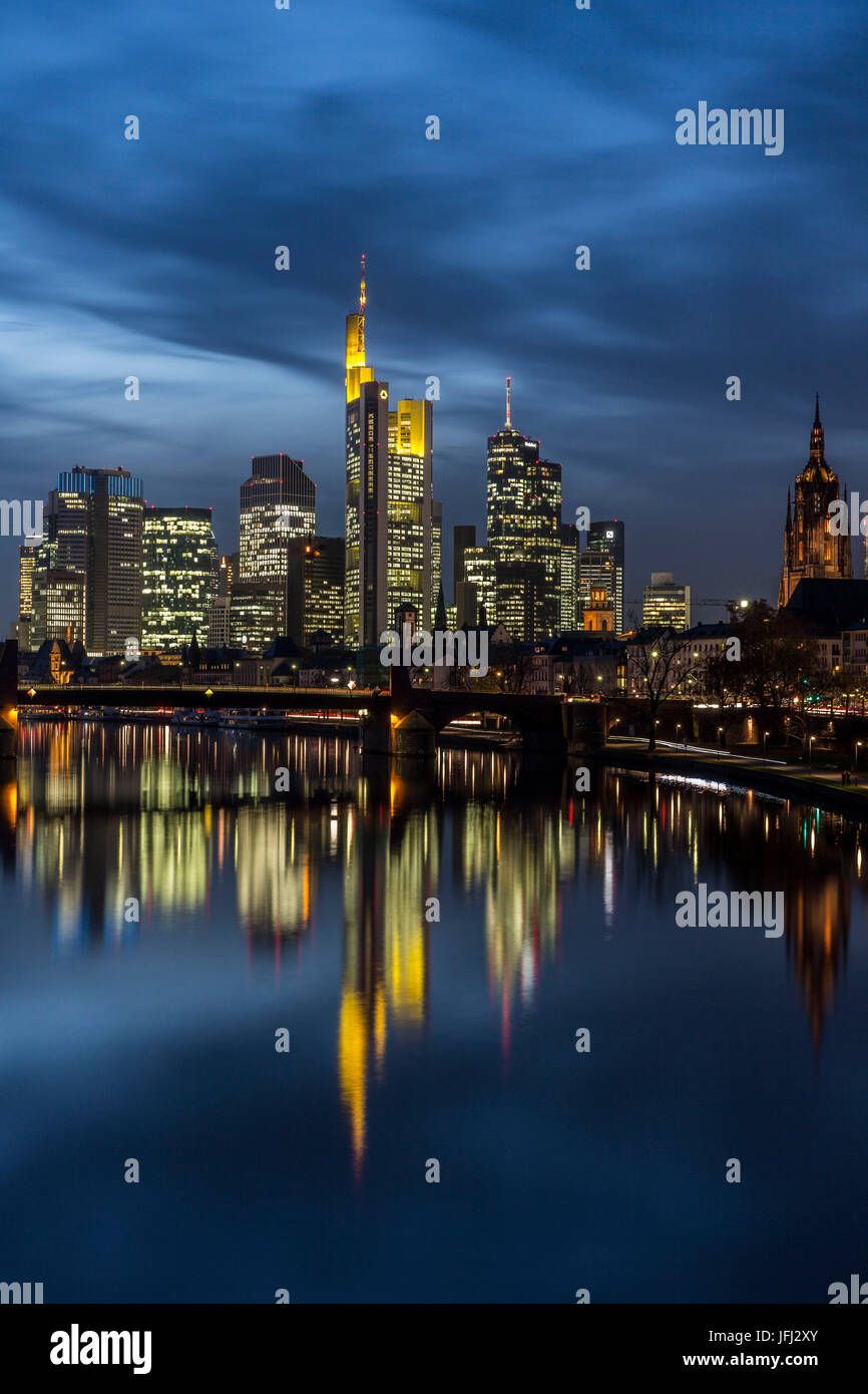 Vista del Ignatz-Bubis-ponte di Francoforte sullo skyline del distretto bancario Foto Stock