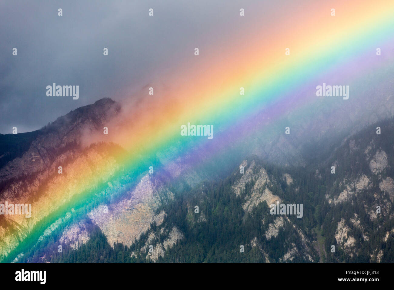 Rainbow in una tempesta di estate Foto Stock