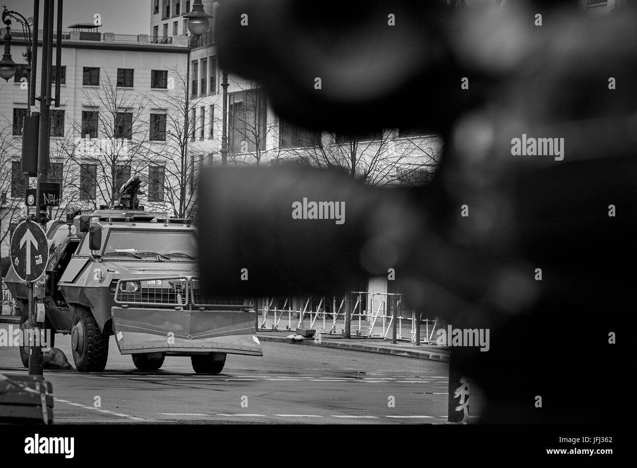 Berlino, veicolo blindato presso la Porta di Brandeburgo durante l'Americano ricevimento ufficiale Foto Stock