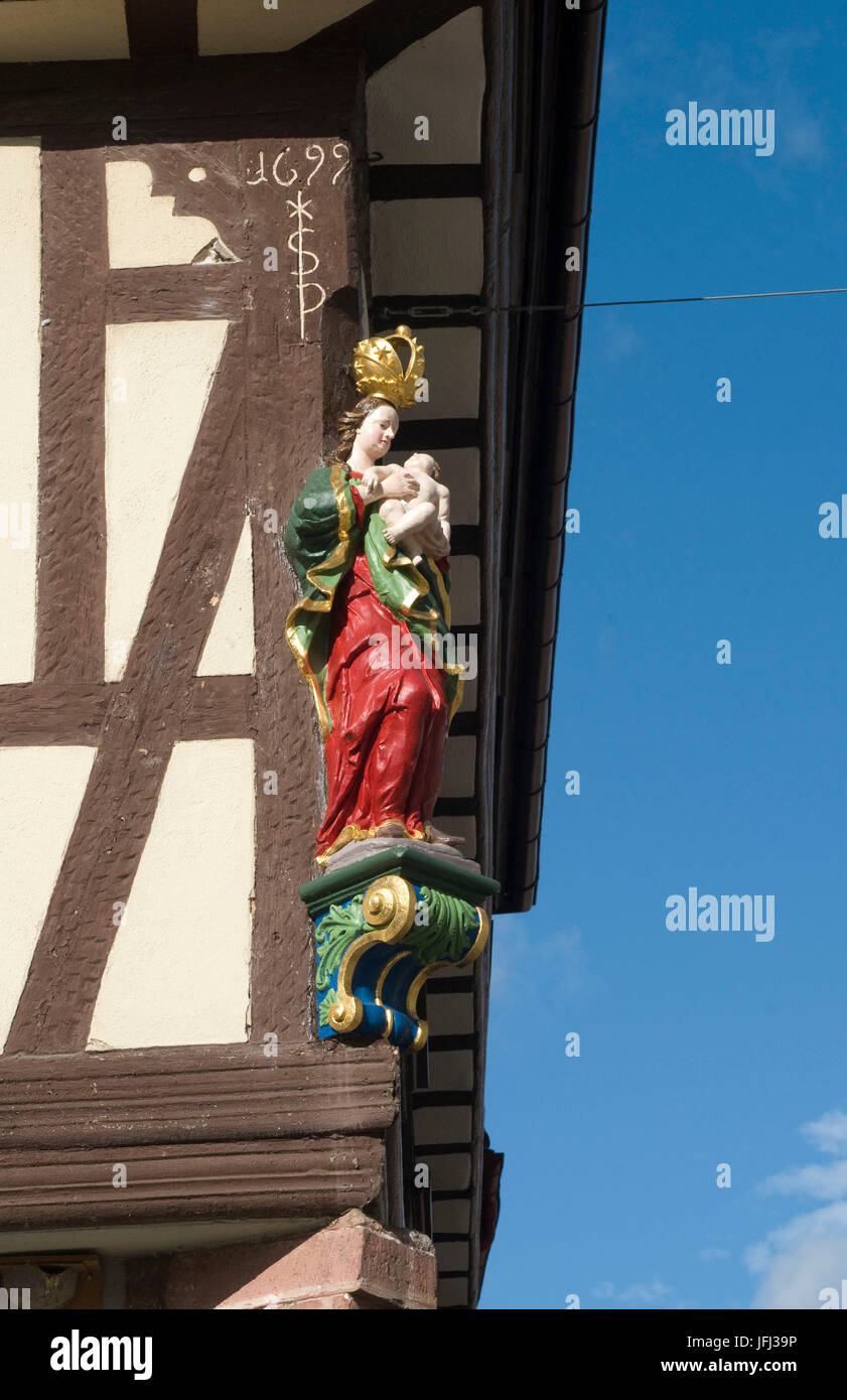 L'Europa, in Germania, in Baviera, il principale, Miltenberg (paese), marketplace Schnatterloch, casa in legno e muratura con figura scolpita, Maria con Bambino, Foto Stock