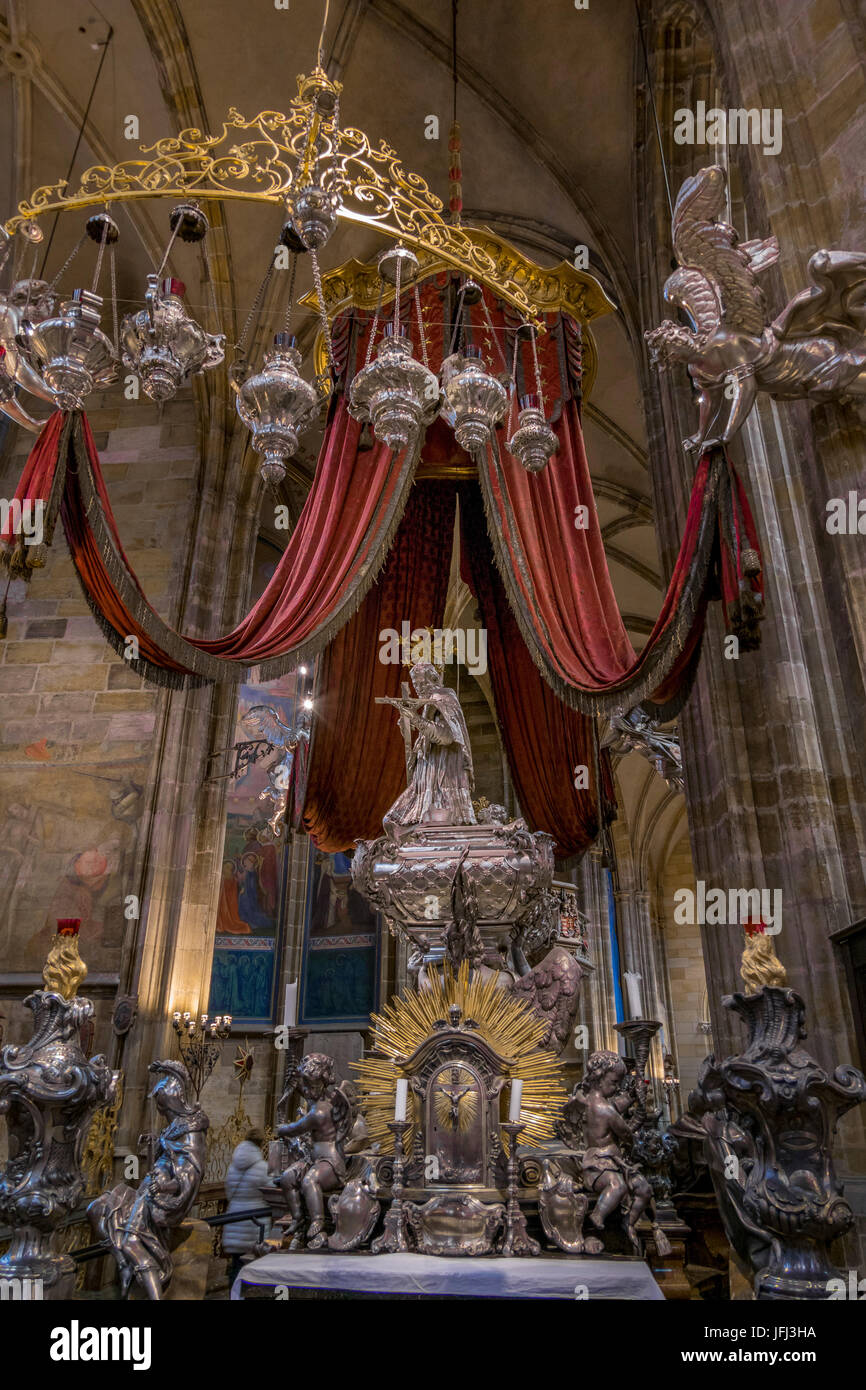 Tomba di Johann Nepomuk, la Cattedrale di San Vito, il castello di Praga, Cechia, Europa Foto Stock