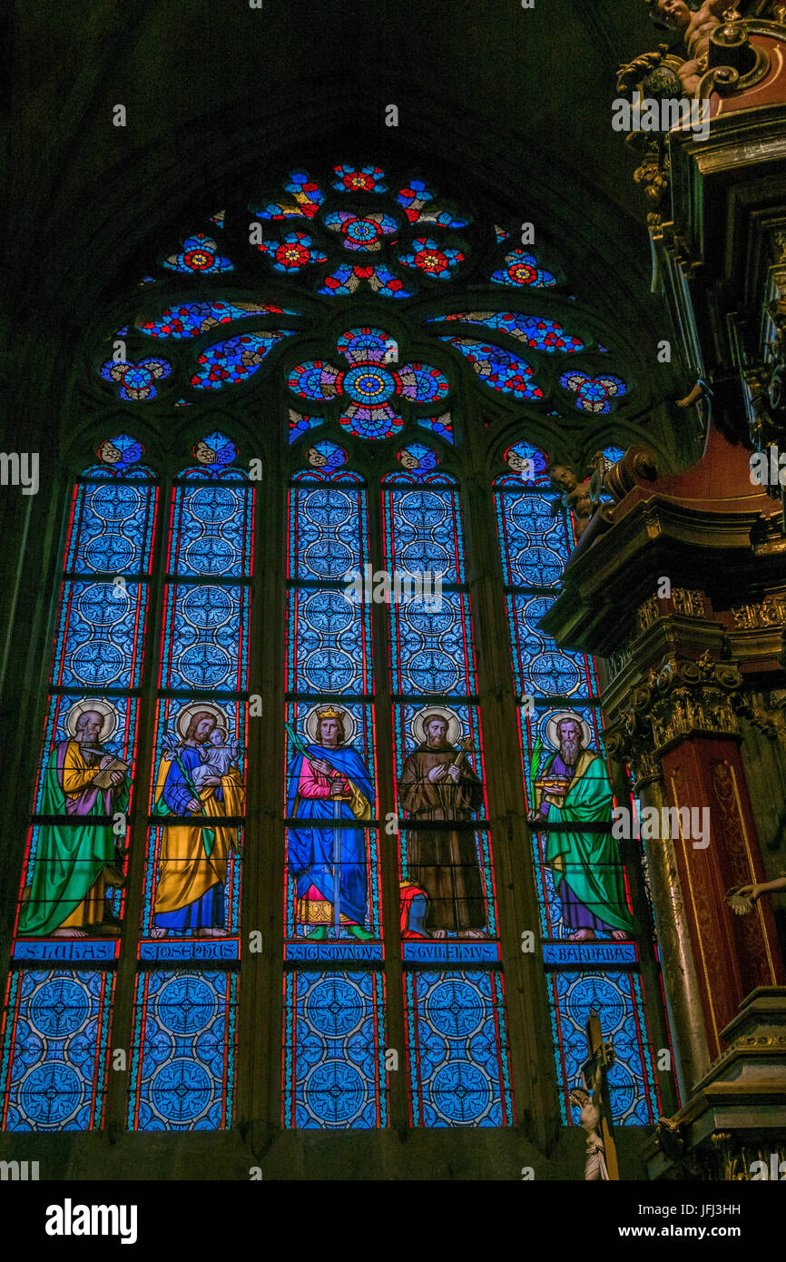 Finestra in vetro, abside della gotica di San Veits cattedrale, il castello di Praga, Hradschin, il quartiere del castello di Praga, della Boemia, Cechia, Europa Foto Stock