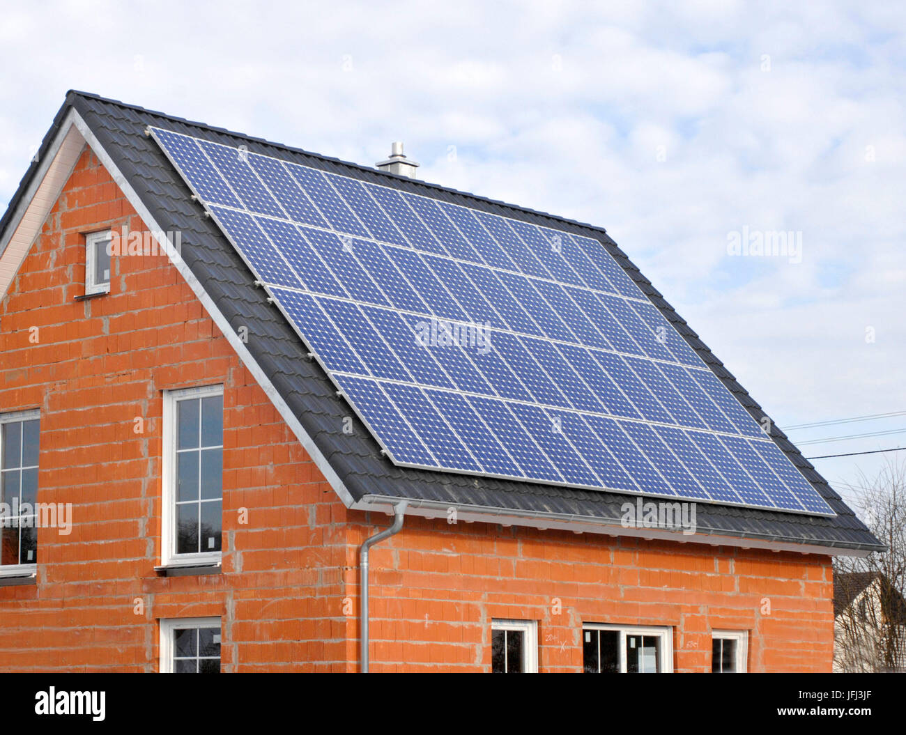 Sul tetto della casa con celle solari Foto Stock
