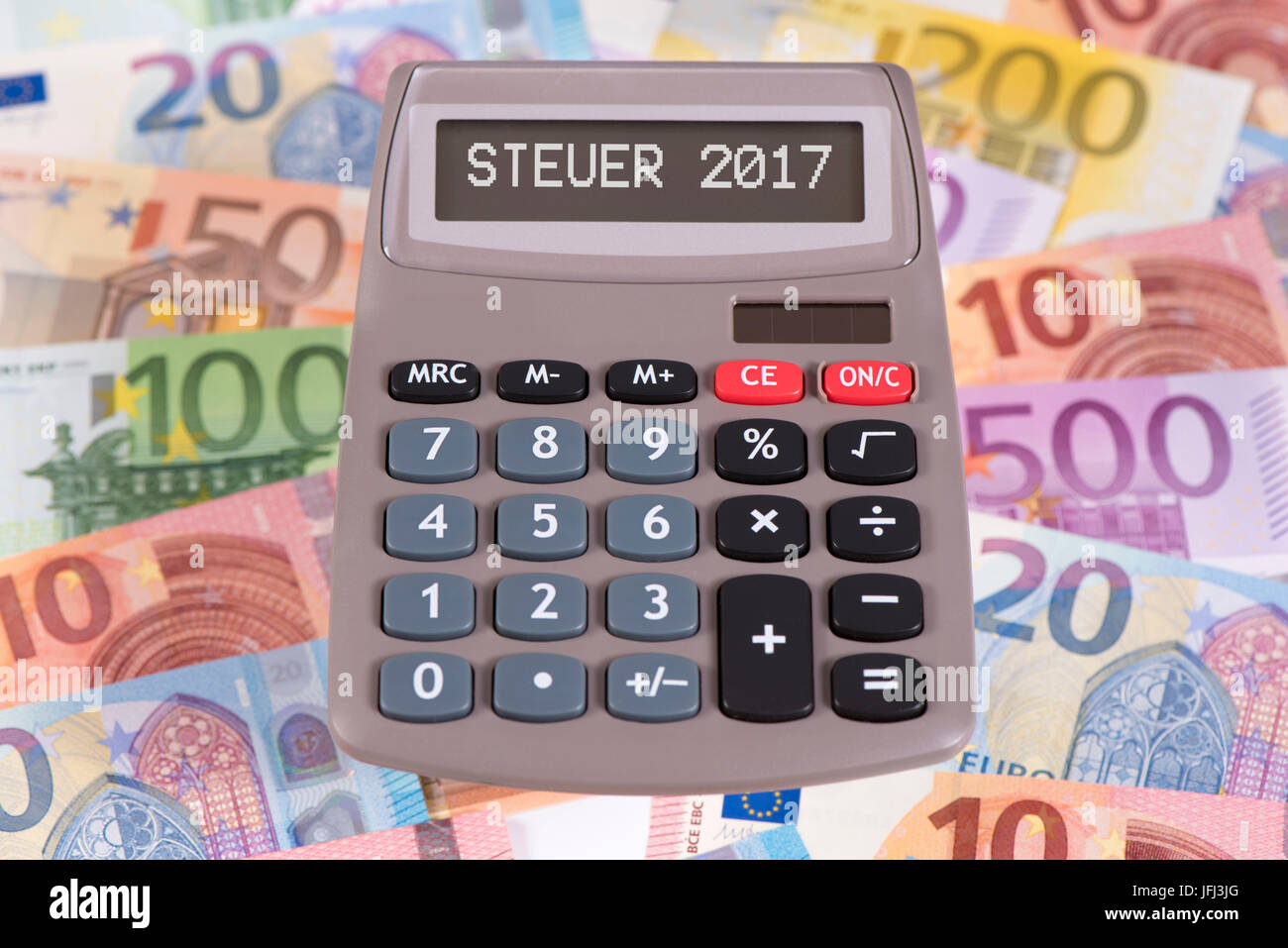 Calcolatrice elettronica con imposte nel 2017 e euro denaro contante Foto Stock