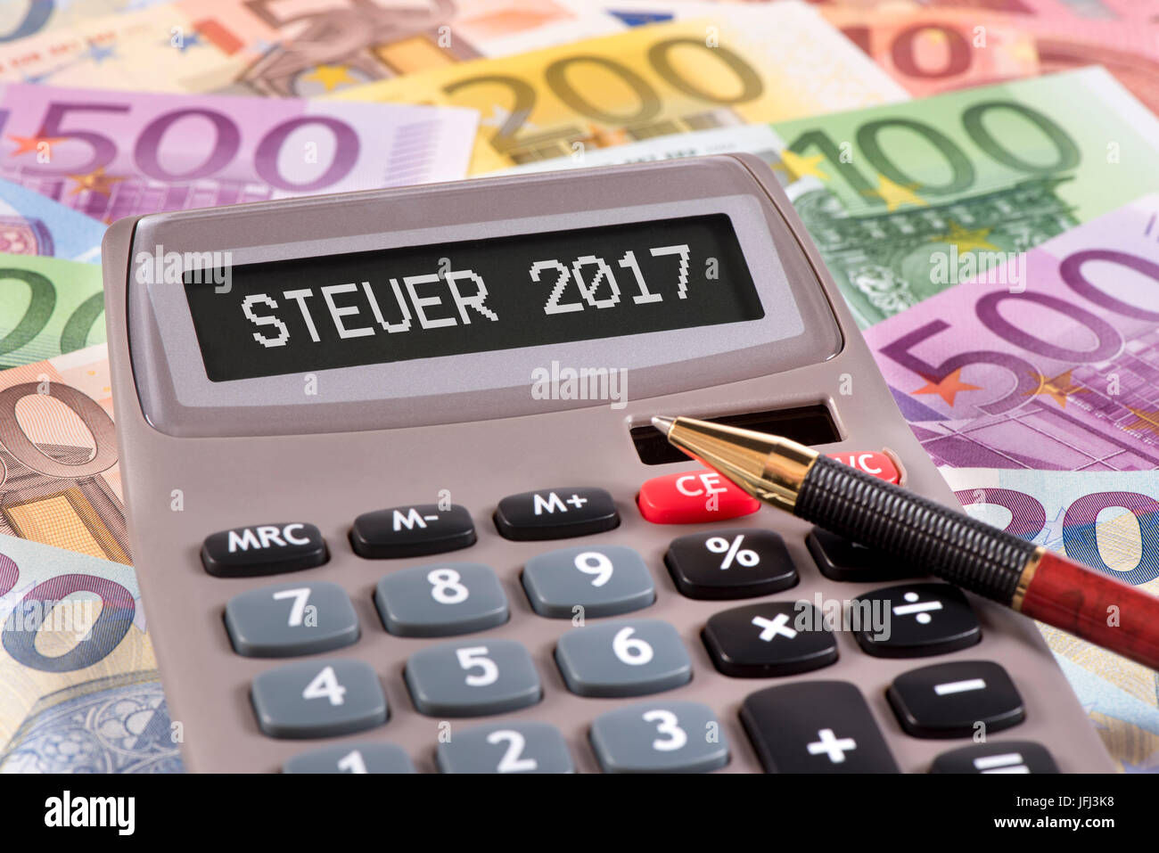 Calcolatrice elettronica con imposte nel 2017 e euro denaro contante Foto Stock