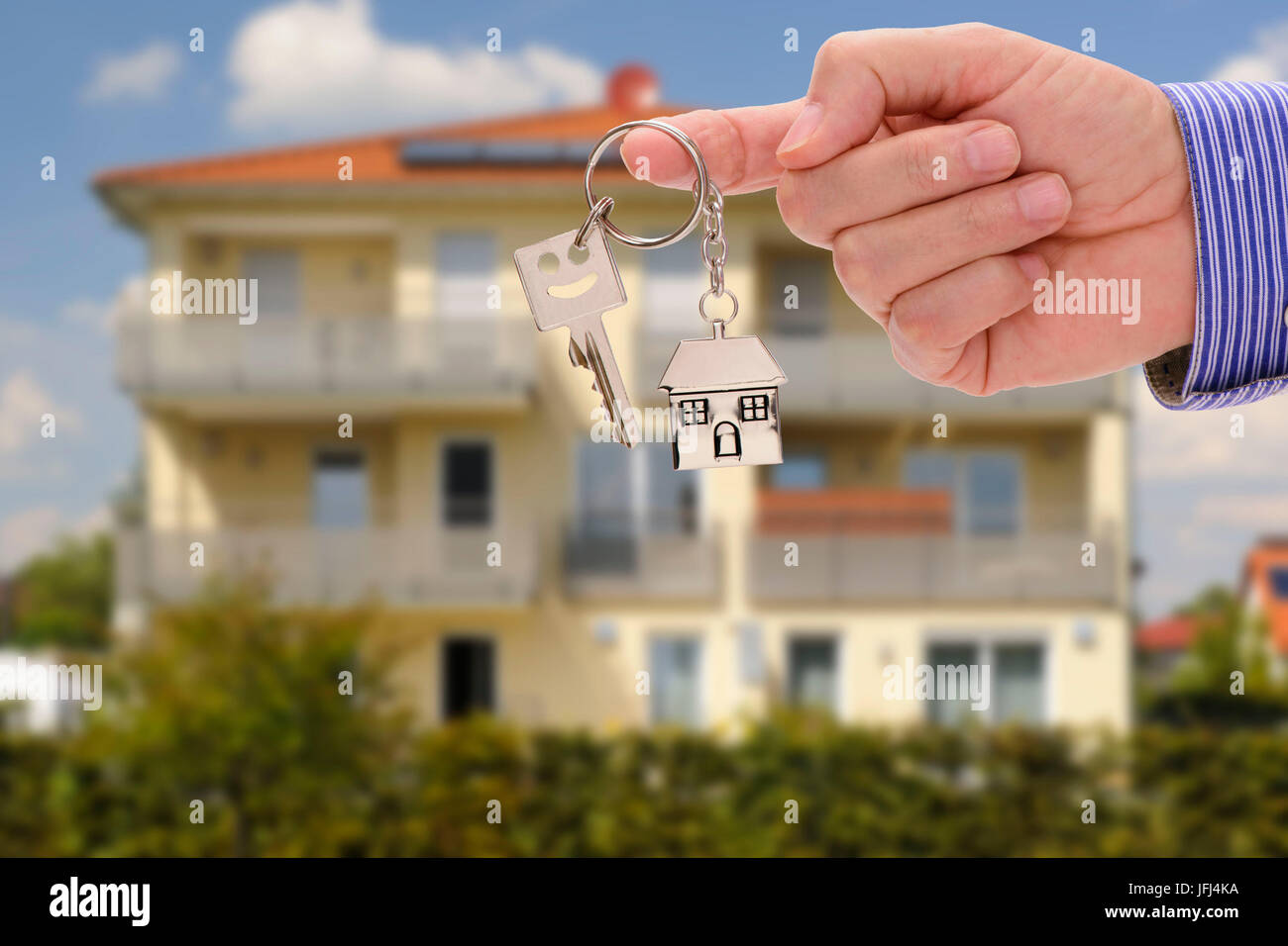 Chiave di casa come un'offerta per la nuova casa e piatto Foto Stock