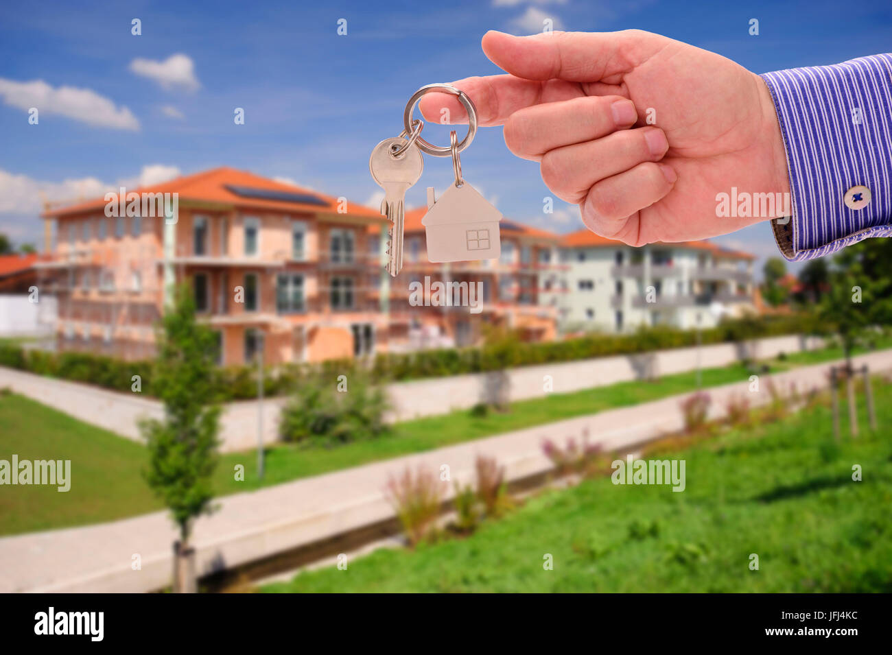 Chiave di casa come un'offerta per la nuova casa e piatto Foto Stock