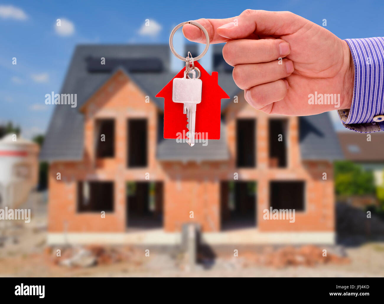 Chiave di casa come un'offerta per la nuova casa e piatto Foto Stock