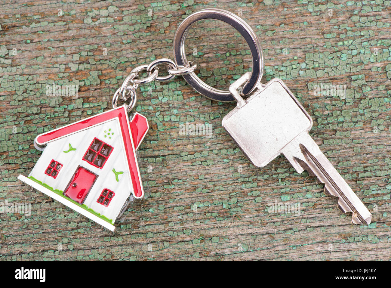 Chiave di casa e la chiave piatta nel portachiavi Foto Stock