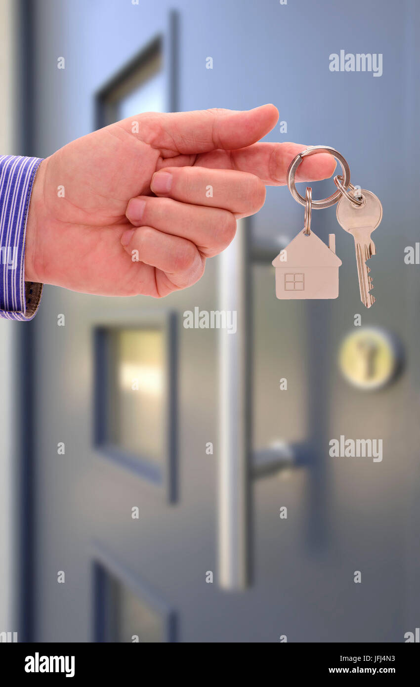 Chiave di casa come un'offerta per la nuova casa e piatto Foto Stock
