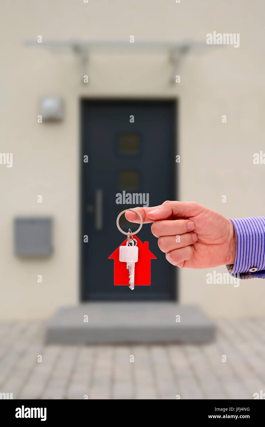 Chiave di casa come un'offerta per la nuova casa e piatto Foto Stock