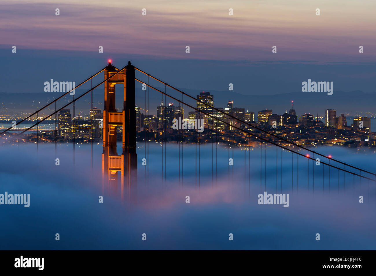 Proprio di fronte al Sunrise nel Golden Gate Bridge di San Francisco, California, Stati Uniti Foto Stock