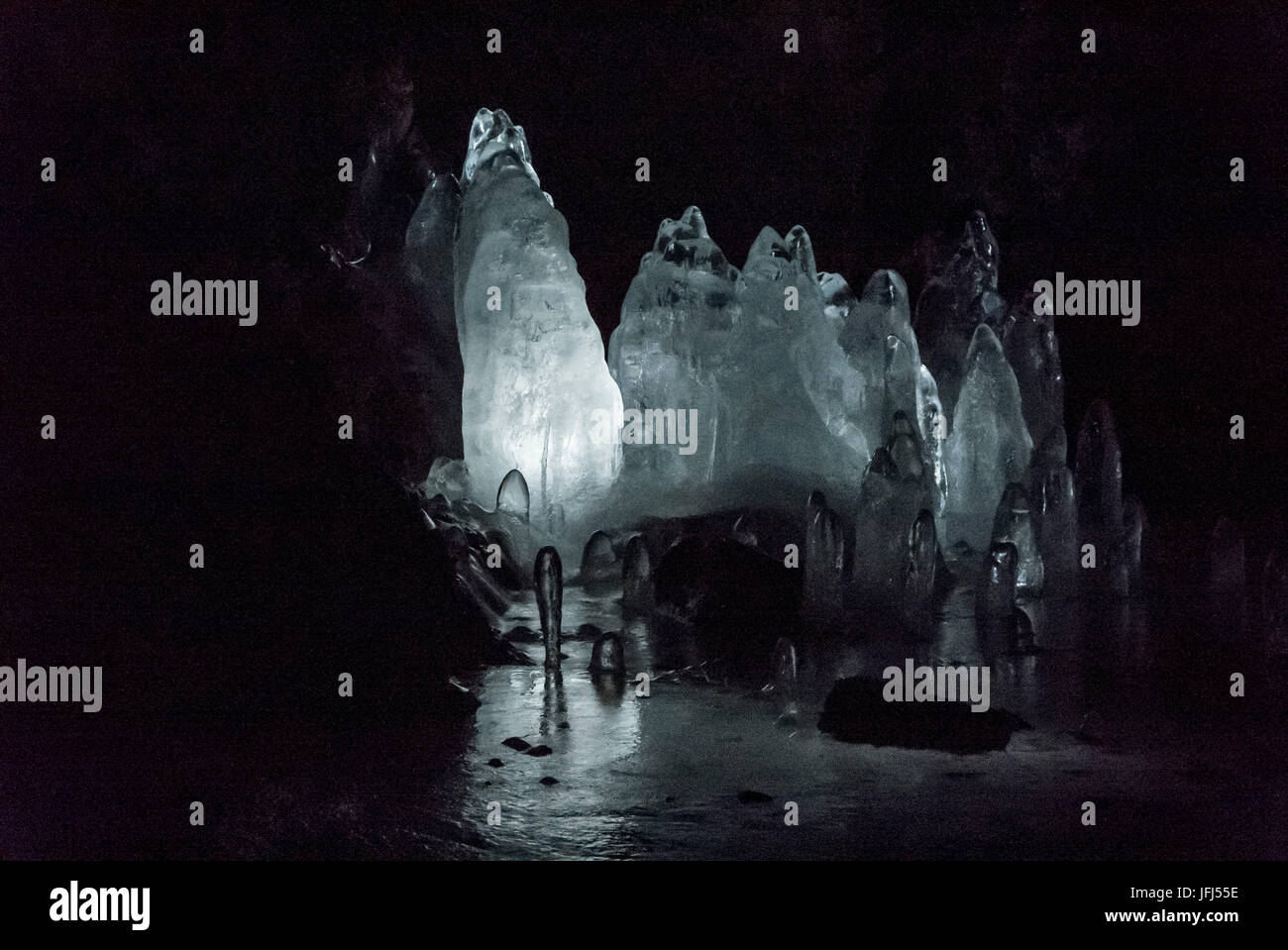 L'Islanda, Akureyri, troll penisola eystra Norðurland, Mývatn, municipale di Skútustaðir nel nord-est dell'Islanda sente al vulcano Krafla sistema, grotta di ghiaccio, grotta lavica, Lofthellier spedizione Foto Stock