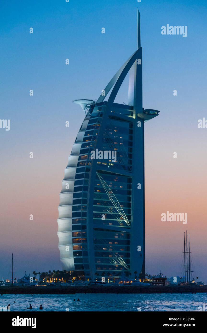 Arabia, penisola araba, il Golfo Persico, Emirati arabi uniti (VAE), Dubai Jumeirah Beach, il Burj Al Arab Foto Stock