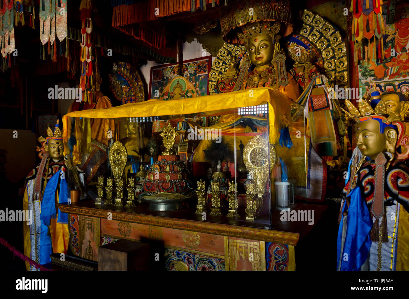 Mongolia, Asia Centrale, Karakorum / Qara Qorum, chiostro di Erdene Zuu, capitale di Gengis Khan, all'interno, santuario, golden statua del Buddha Foto Stock