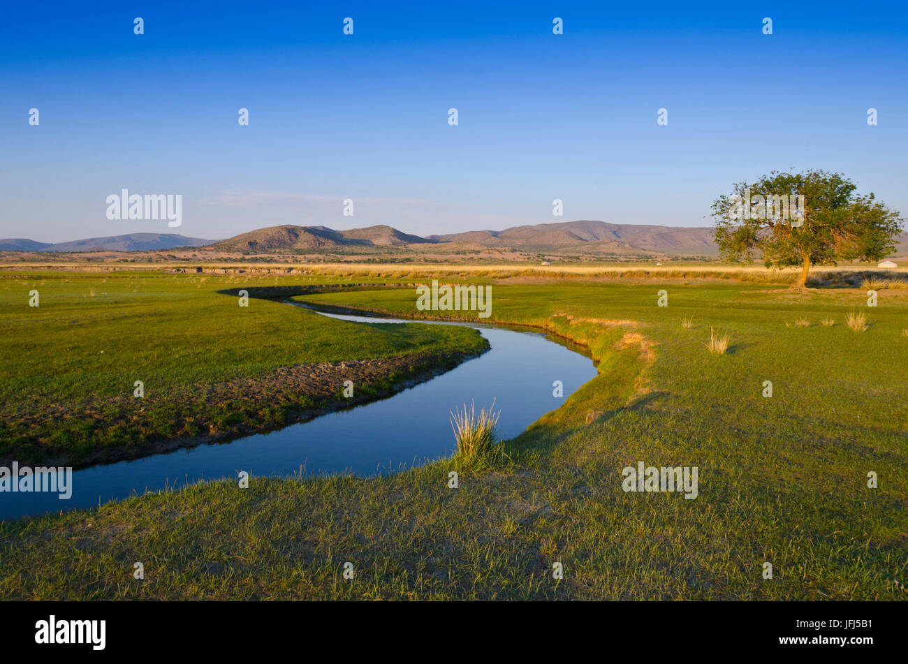 In Mongolia e in Asia centrale, camp nella steppa scenario di Gurvanbulag, Fiume Foto Stock