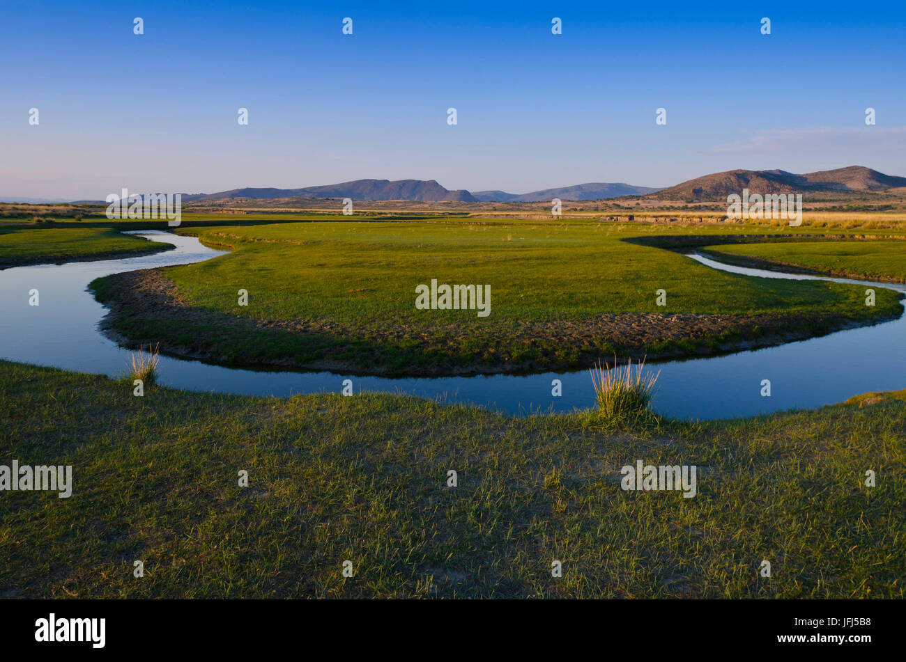 In Mongolia e in Asia centrale, camp nella steppa scenario di Gurvanbulag, ansa del fiume Foto Stock