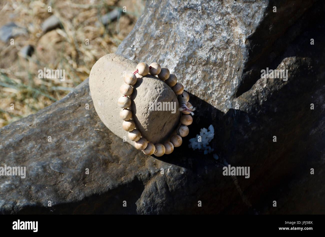 Mongolia, Asia Centrale, Karakorum / Qara Qorum, chiostro di Erdene Zuu, capitale di Gengis Khan, offrendo, pietra, bracciale Foto Stock