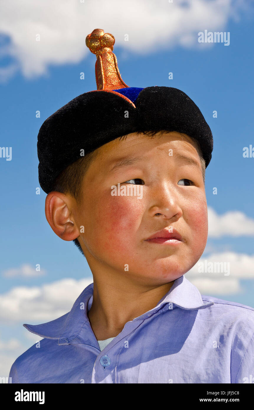 In Mongolia e in Asia centrale, Sayhan, Naadam festa, festa nazionale della Mongolia, sports stadium, ragazzo con tipici dei Mongoli cap, ritratto Foto Stock