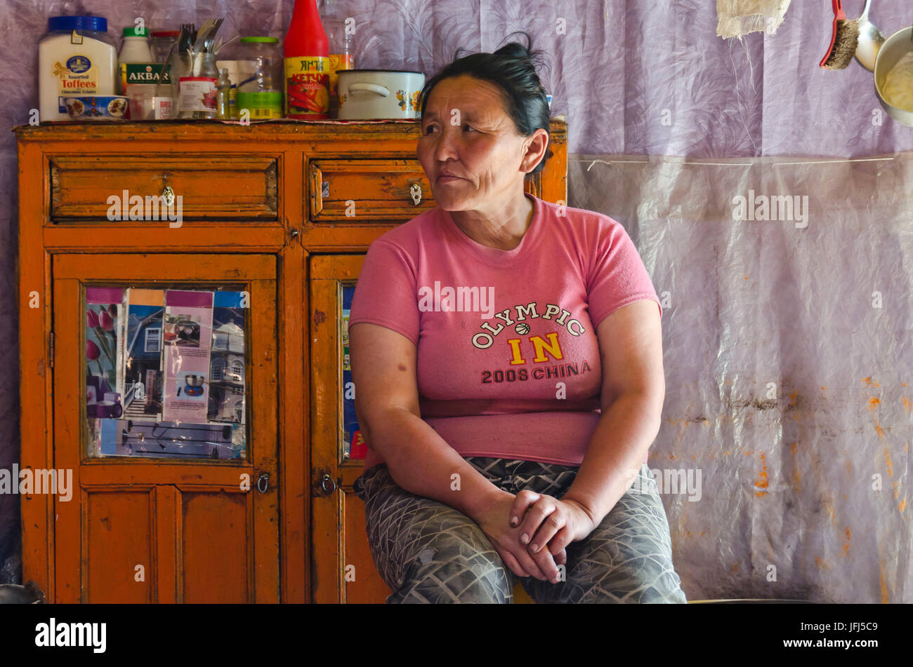 In Mongolia e in Asia centrale, bike tour Tamir - Tsetserleg, fase 5, nomade, yurt, all'interno, donna Foto Stock