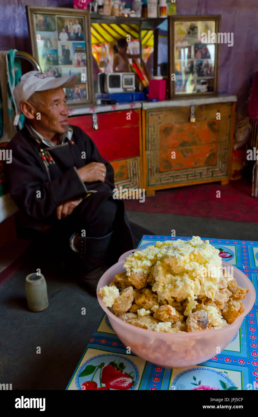 In Mongolia e in Asia centrale, bike tour Tamir - Tsetserleg, fase 5, nomade, yurt, all'interno, l'uomo, il recipiente con il cibo Foto Stock