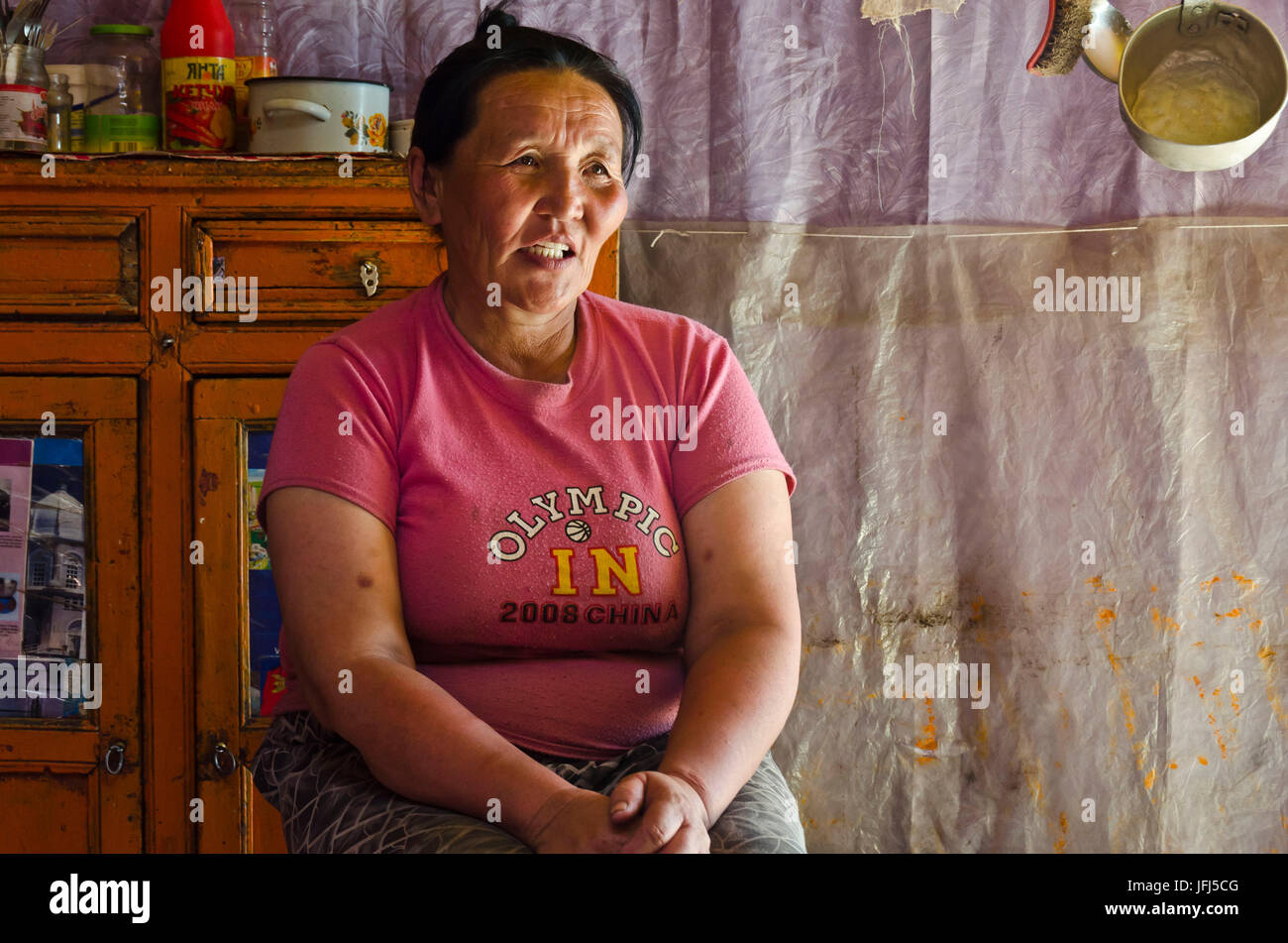 In Mongolia e in Asia centrale, bike tour Tamir - Tsetserleg, fase 5, nomade, yurt, all'interno, donna Foto Stock