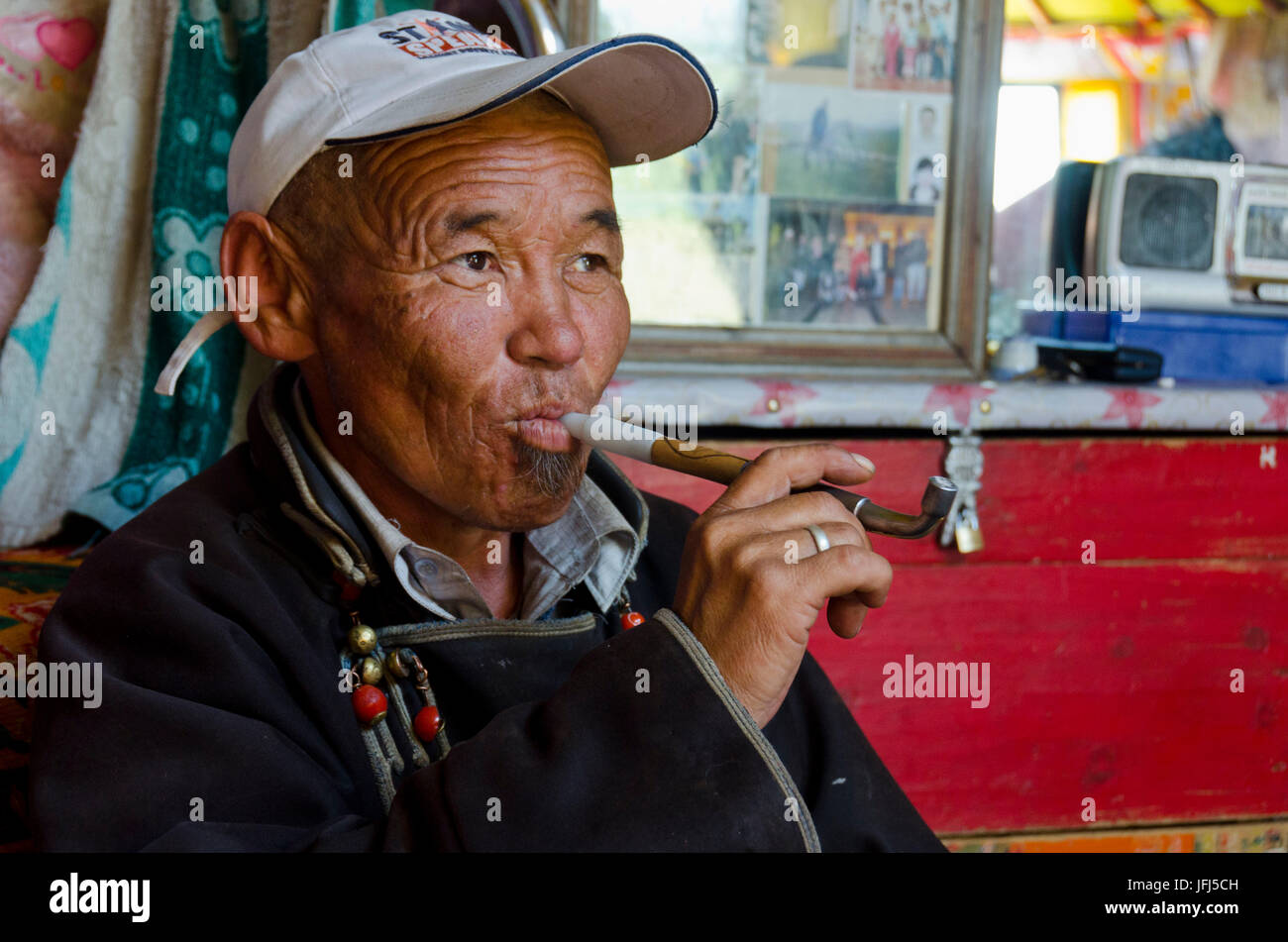 In Mongolia e in Asia centrale, bike tour Tamir - Tsetserleg, fase 5, nomade, yurt, dentro l'uomo fuma fischio Foto Stock