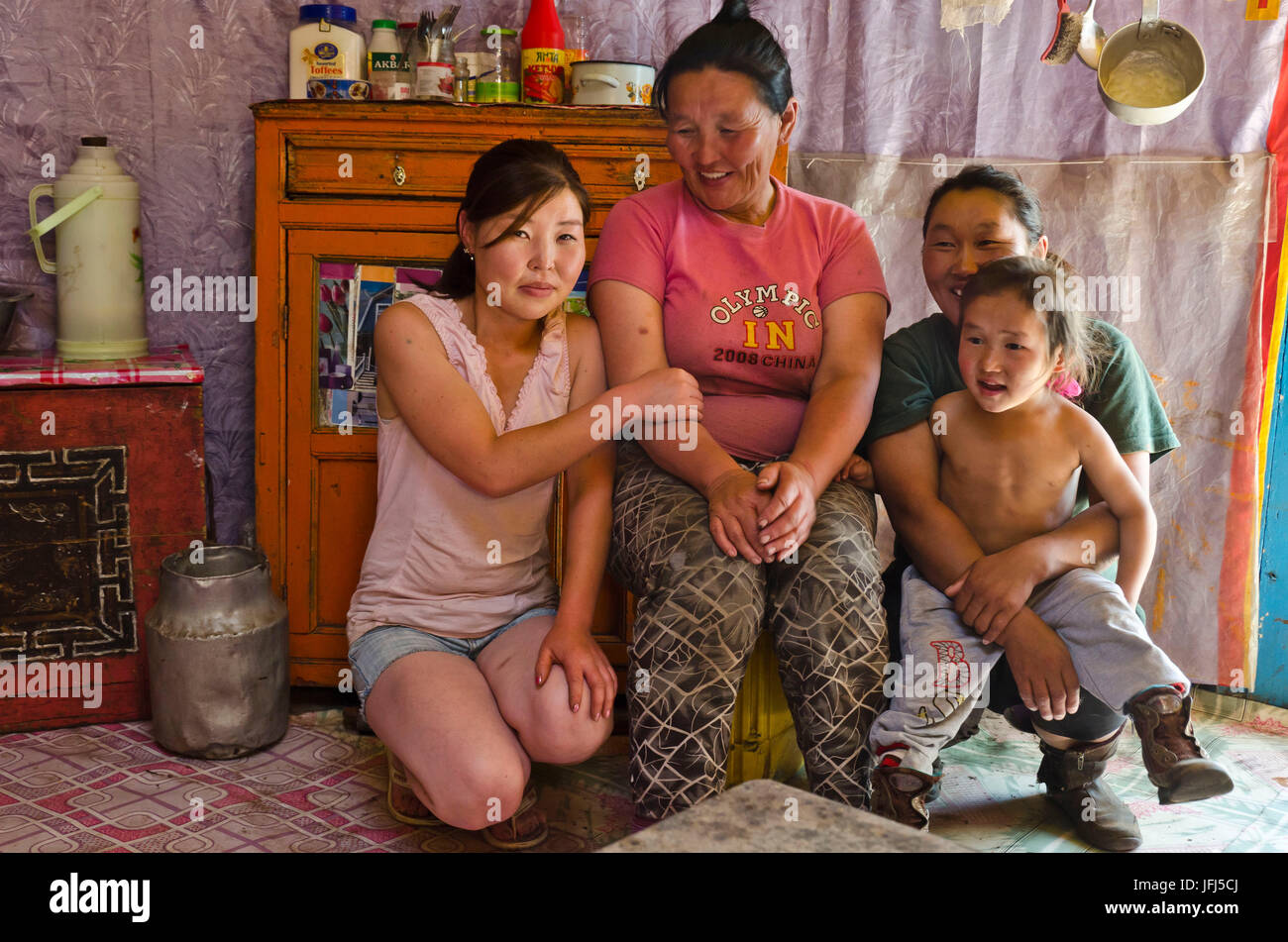 In Mongolia e in Asia centrale, bike tour Tamir - Tsetserleg, fase 5, nomade, yurt, nomadi famiglia Foto Stock