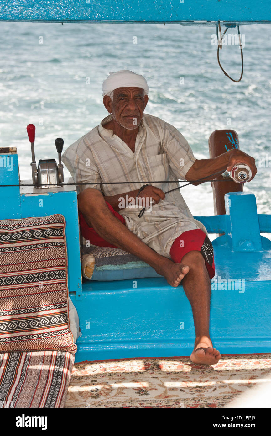 Arabia, penisola araba, il sultanato di Oman, penisola di Musandam, Dhau tour, Dhau in strada di Hormuz Khor ash Sham, nocchiero Foto Stock