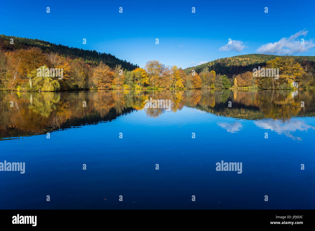 I colori autunnali e mirrorings nel lago Foto Stock