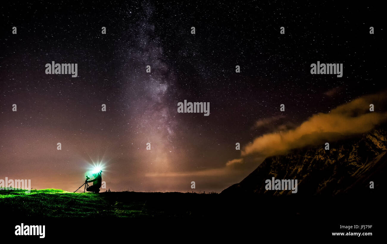 Cielo stellato circa Hafelekar a notte, Northern Range, Ferroviaria Innsbruck in Tirolo, Austria Foto Stock