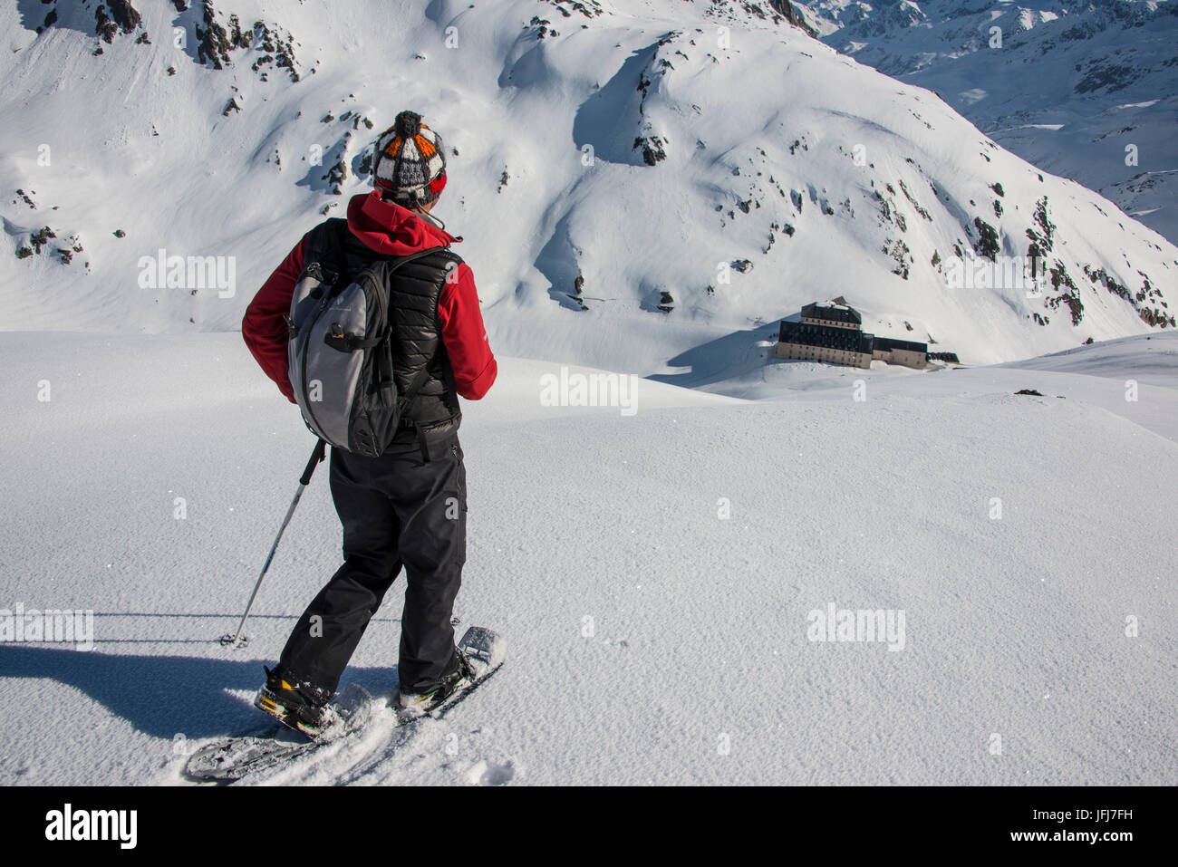 La Svizzera, Vallese, Orsières, Großer Sankt Bernhard/ Colle del Gran San Bernardo / Col du Grand San Bernardo, Alpi Vallesi, altezza 2.469 m, ospizio del Gran San Bernardo, ospizio dei canonici di Austin, Canonici Regulares Congregationis Sancti Bernardi, l'inverno in ospizio sul valico, Petit Mont Mort, uomo, racchette da neve, Foto Stock