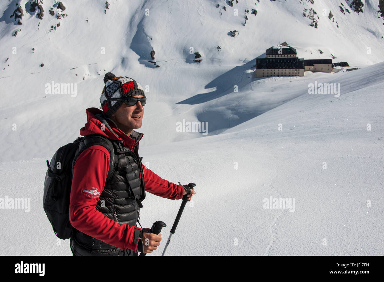 La Svizzera, Vallese, Orsières, Großer Sankt Bernhard/ Colle del Gran San Bernardo / Col du Grand San Bernardo, Alpi Vallesi, altezza 2.469 m, ospizio del Gran San Bernardo, ospizio dei canonici di Austin, Canonici Regulares Congregationis Sancti Bernardi, l'inverno in ospizio sul valico, Petit Mont Mort Foto Stock